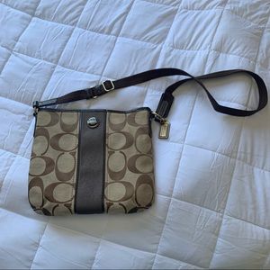 coach F21905, lightly used, no stains, perfect condition.